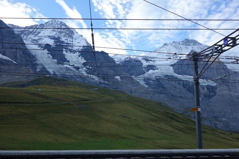 Bergstoppen Jungfrau (4158 m.ö.h.) till vänster i bild sedd från Kleine Scheidegg tågstation.