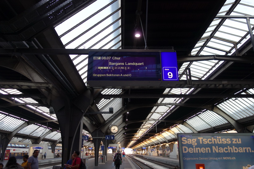 Här har jag hittat plattformen för mitt tåg till Sargans, Zürich Hauptbahnhof.