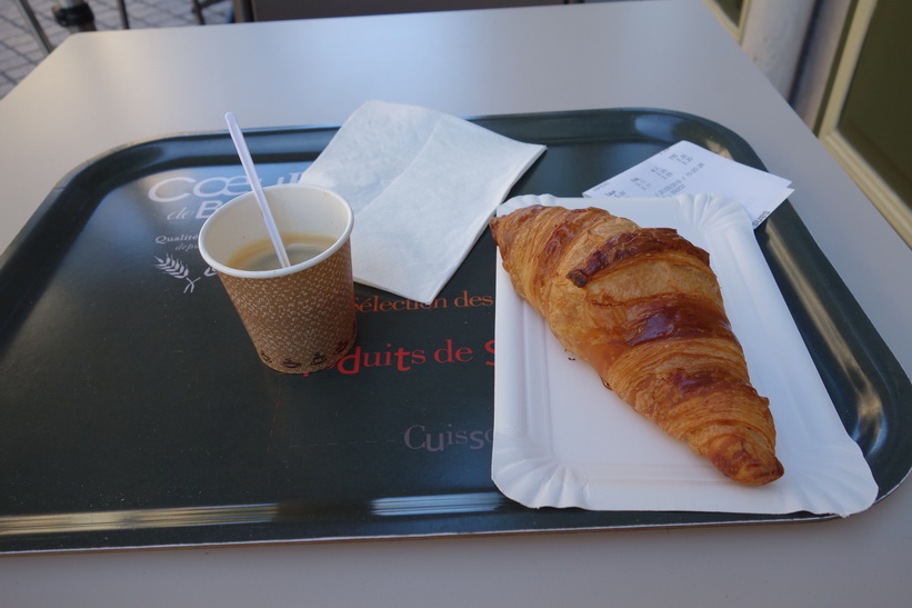 En vanlig frukost i Frankrike. Den hungrige lägger även till en jättebaguette.