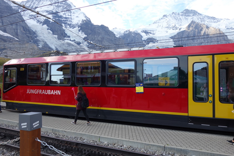 Tåget som skulle ta mig längs Jungfraubahn från station Kleine Scheidegg till station Jungfraujoch.