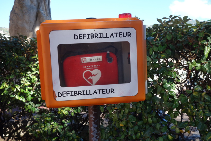 En defibrillator vid vägen upp till gamla staden, Monaco-Ville, Monaco.