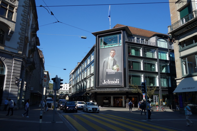 Gatuscen längs Bahnhofstrasse, Zürich.