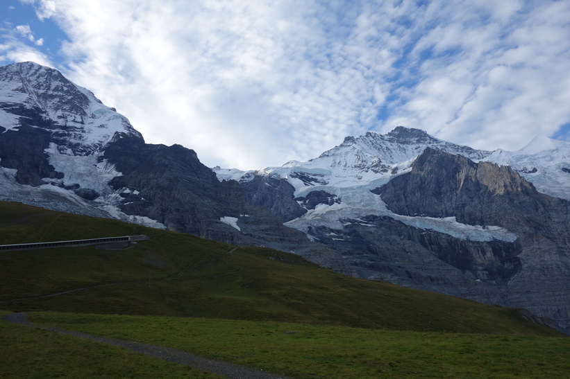 Utsikten från tåget mellan station Kleine Scheidegg (2061 m.ö.h.) och station Eigergletscher (2320 m.ö.h.). Den helvita bergstoppen till höger i bild är Silberhorn (3695 m.ö.h.).