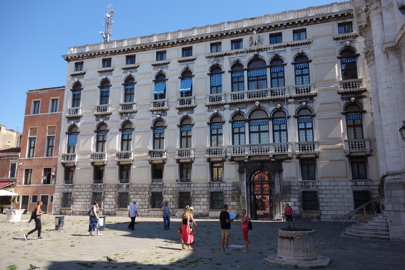 Arkitekturen vid charmiga torget Campo San Geremia, Venedig.