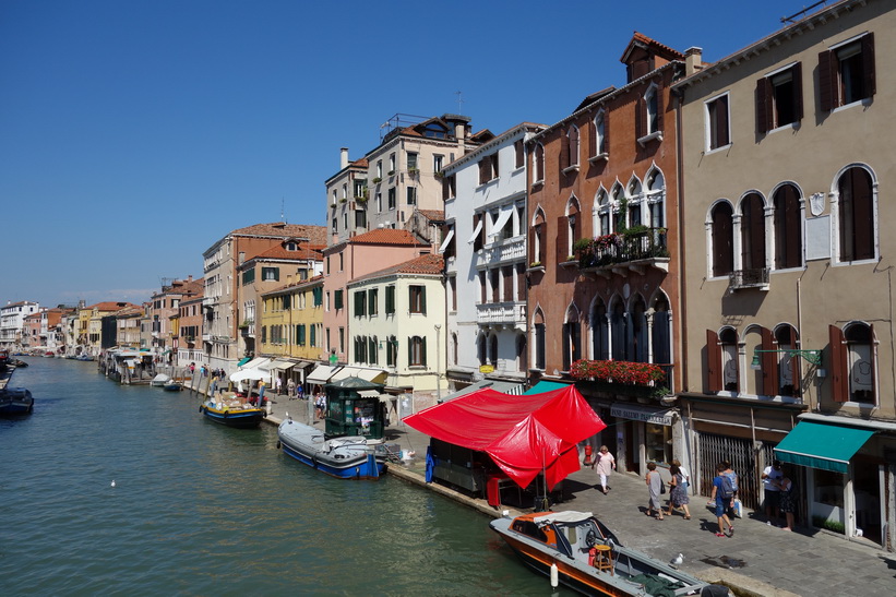 Utsikt över kanalen Canale di Cannaregio från bron Ponte delle Guglie, Venedig.