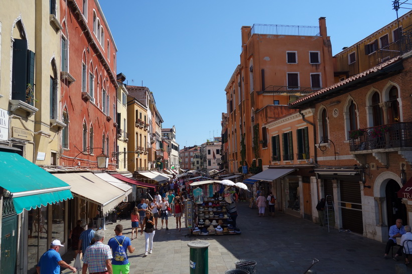 Gatuscen längs gatan Rio Terà S. Leonardo, Venedig.