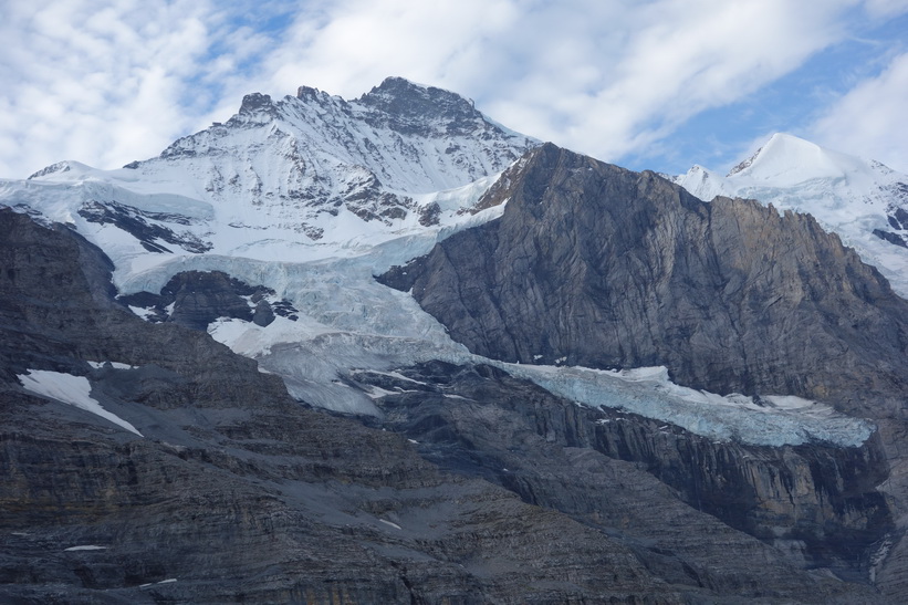 Utsikten från tåget mellan station Kleine Scheidegg (2061 m.ö.h.) och station Eigergletscher (2320 m.ö.h.). Den helvita bergstoppen till höger i bild är Silberhorn (3695 m.ö.h.).