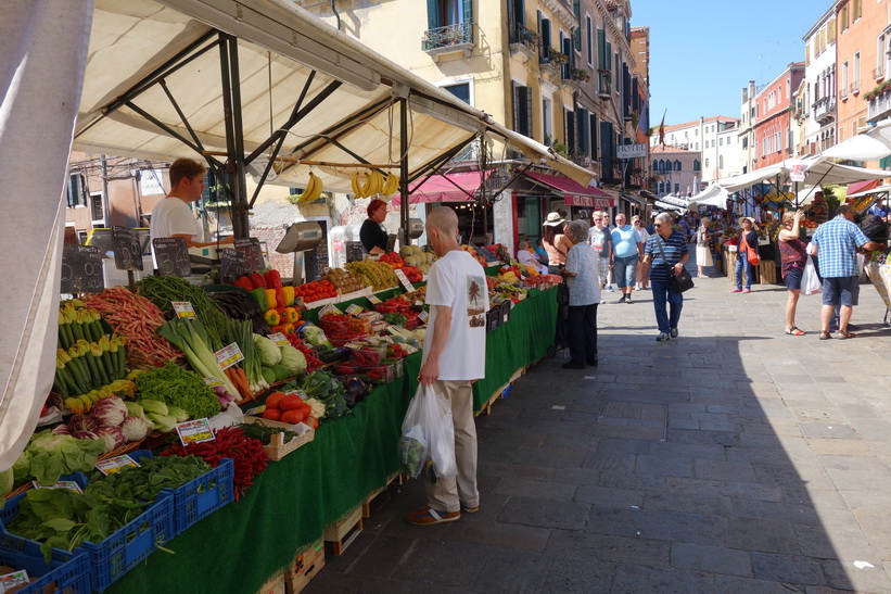 Marknad längs gatan Rio Terà S. Leonardo, Venedig.