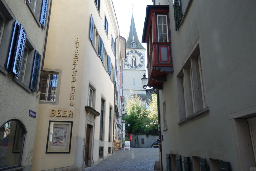 Vacker arkitektur i gamla staden med klocktornet på St. Peterskirche i bakgrunden, Zürich.