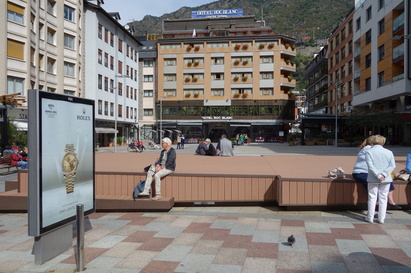 Torget Plaça Coprínceps som jag har utsikt över från mitt hotellrumsfönster, Andorra la Vella.