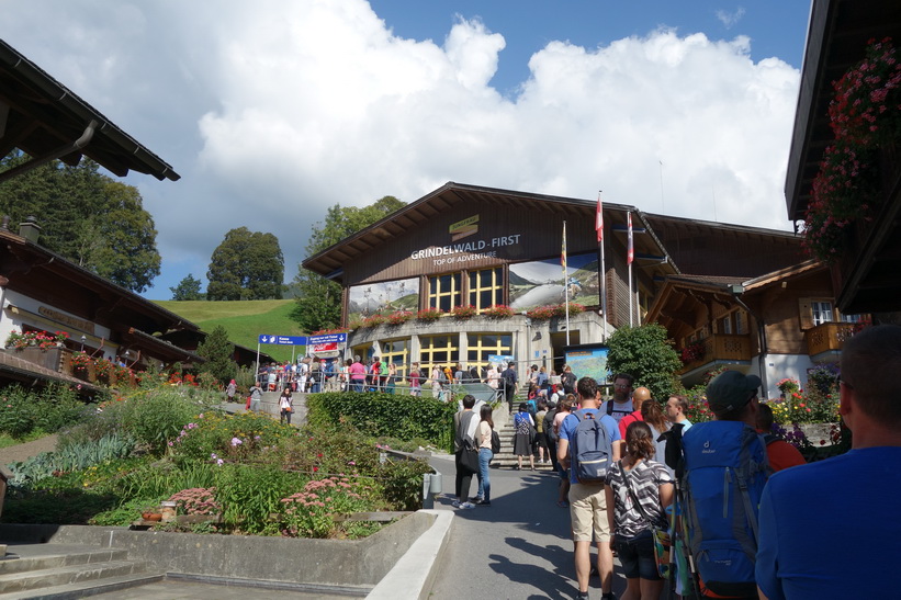 Kön vid liften upp till First, Grindelwald.