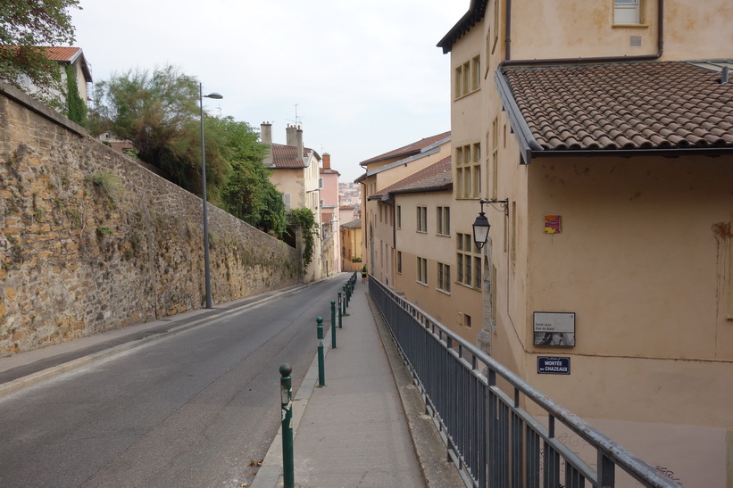 Gatuscen längs en gata uppe på Fourvière hill, Lyon.