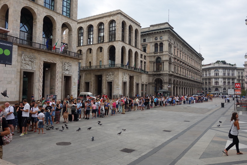 Jättekön för att komma in i Duomo di Milano, Milano.