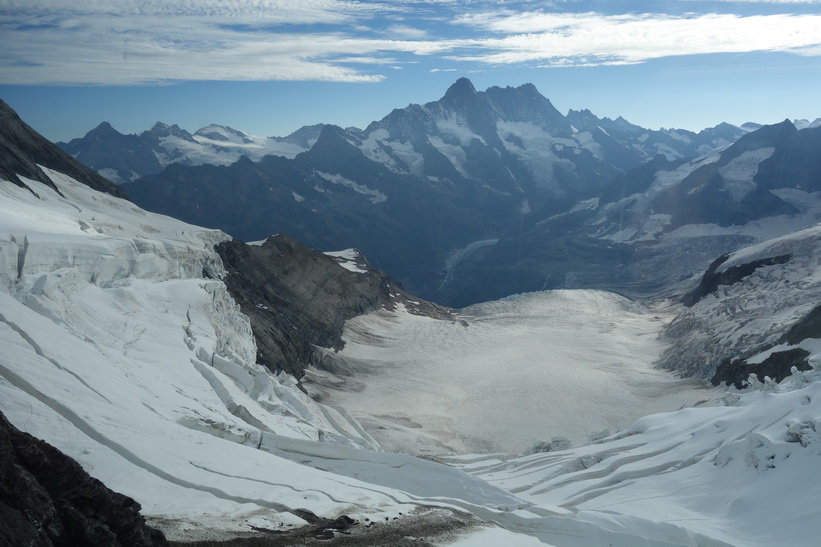 Utsikten över Grindelwald-Fiescher-glaciären genom fönstret på station Eismeer (3160 m.ö.h.).