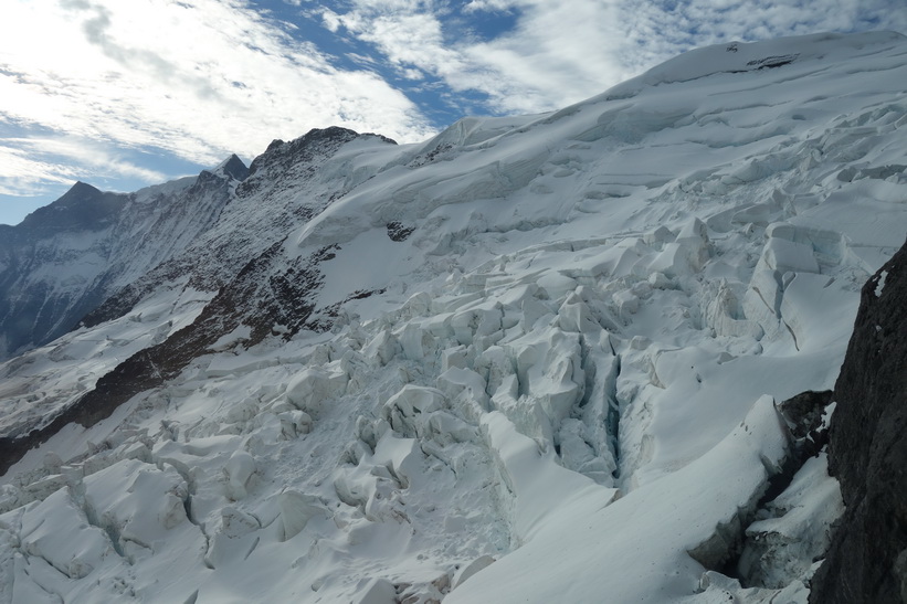 Utsikten över Grindelwald-Fiescher-glaciären genom fönstret på station Eismeer (3160 m.ö.h.).