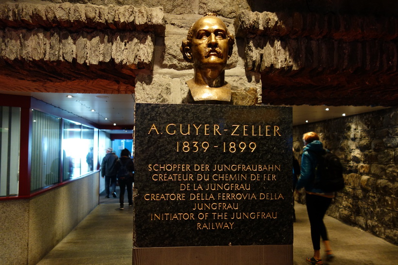 Monument över Adolf Guyer-Zeller, grundaren av Jungfraubahn, på tågstation Jungfraujoch (3454 m.ö.h.).