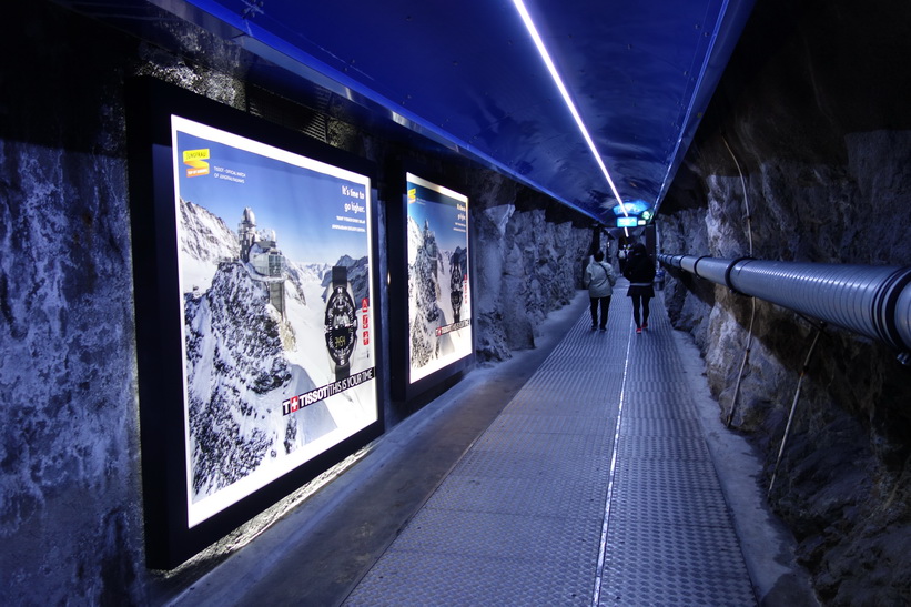 På väg till hissen som ska ta mig 117 meter upp till Sphinx-terrasen på 3571 meter över havet, Jungfraujoch.