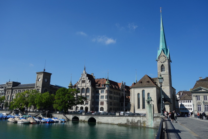 Vacker arkitektur vid floden Limmat med Kirche Fraumünster till höger i bild, Zürich.