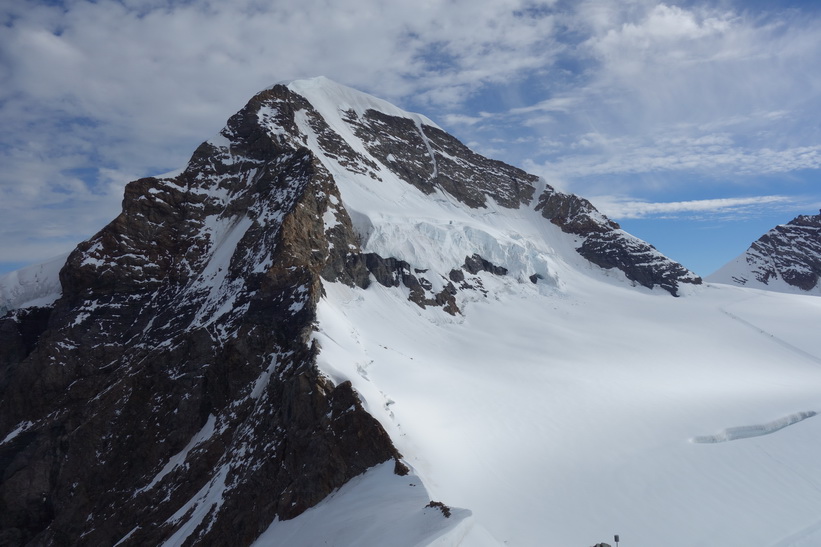 Bergstoppen Mönch (4107 m.ö.h.) sedd från Sphinx-terrasen, Jungfraujoch.