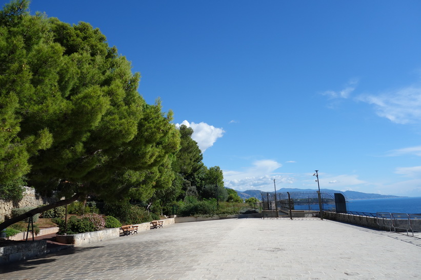 Det lilla torget med utsikt över havet vid Musée océanographique de Monaco, Monaco.