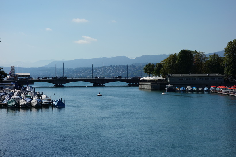 Floden Limmats utlopp i Zürichsjön, Zürich.