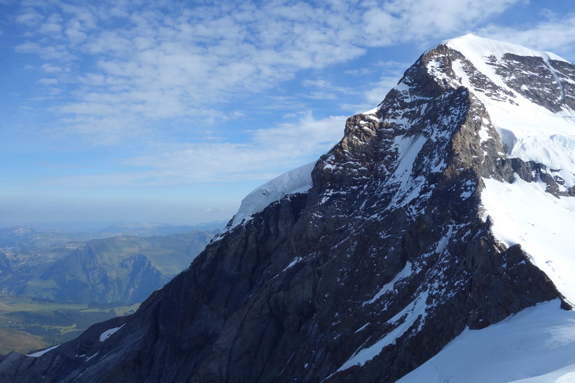 Bergstoppen Mönch (4107 m.ö.h.) sedd från Sphinx-terrasen, Jungfraujoch.