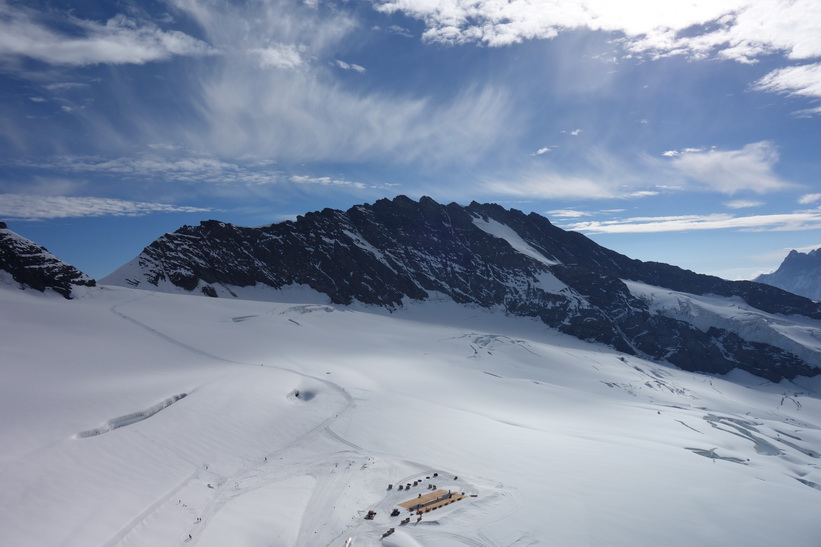 Högsta bergstoppen i mitten av bilden heter Trugberg (3933 m.ö.h.), Sphinx-terrasen, Jungfraujoch.