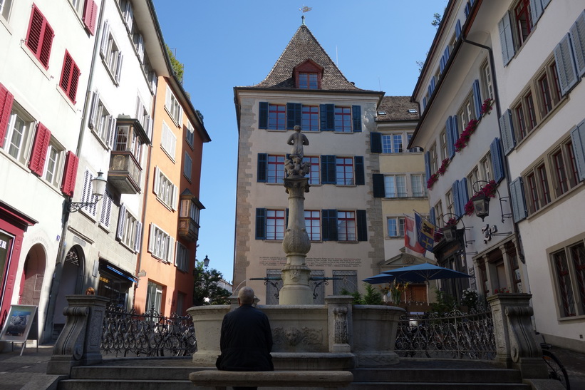 Fantastiskt vackra Napfplatz med Napfbrunnen i förgrunden, Zürich.