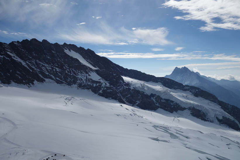 Bergstoppen Fiescher Gabelhorn (3876 m.ö.h.) till höger i bild sedd från Sphinx-terrassen, Jungfraujoch.
