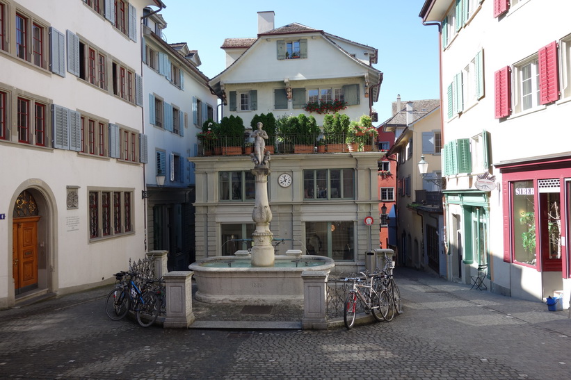 Fantastiskt vackra Napfplatz med Napfbrunnen i förgrunden, Zürich.