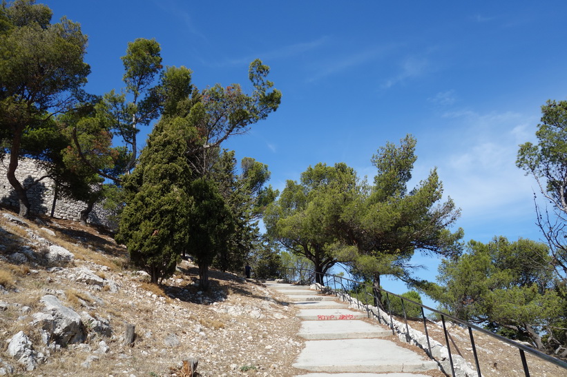 På väg upp till Basilique Notre-Dame de la Garde, Marseille.