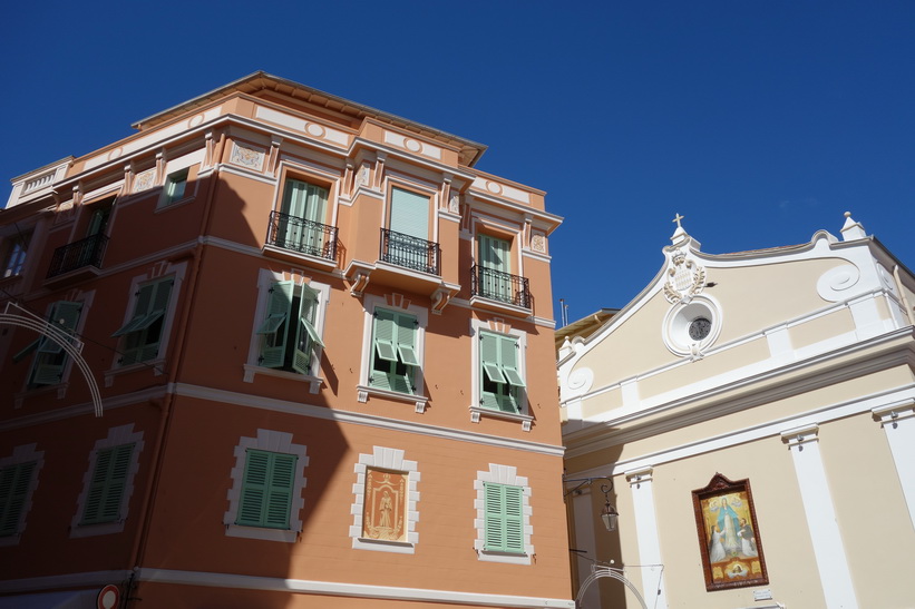 Arkitektur i gamla staden med den katolska kyrkan Chapelle de la Miséricorde till höger i bild, Monaco.
