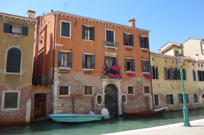 Kanal med vacker arkitektur, Venedig.