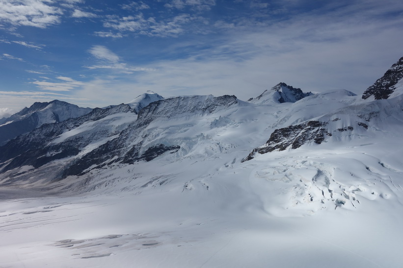 Bergstoppen Rottalhorn (3972 m.ö.h.) till höger i bild sedd från Sphinx-terrassen, Jungfraujoch.