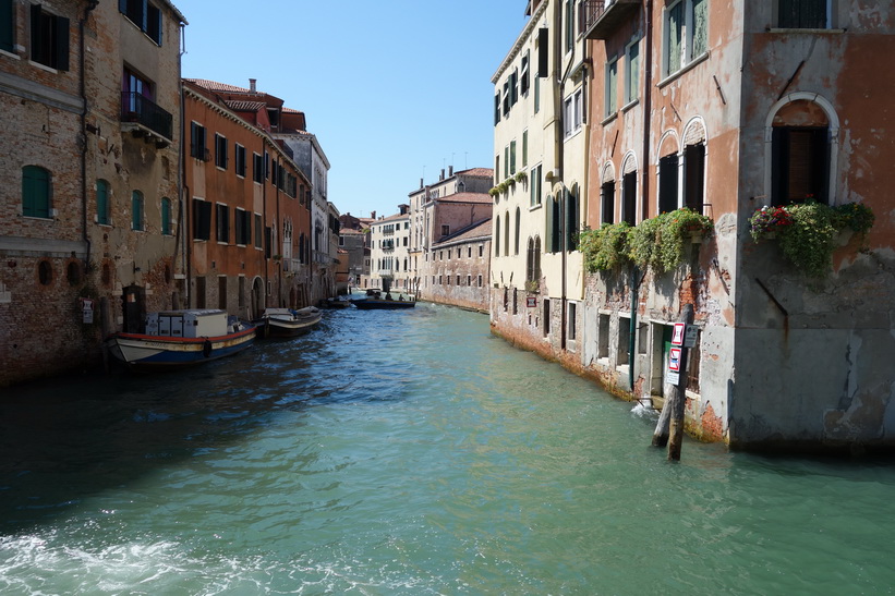 Kanal med vacker arkitektur, Venedig.
