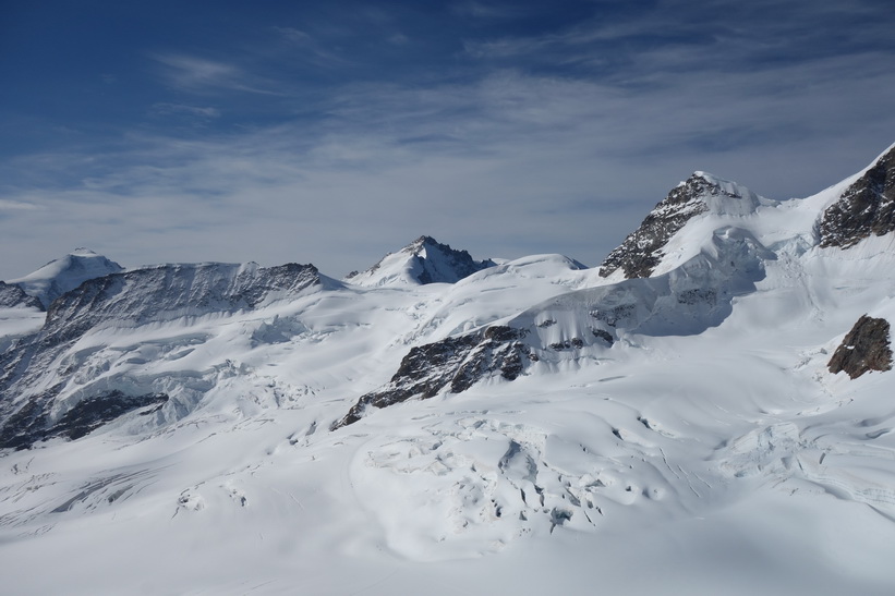 Bergstoppen Rottalhorn längst till vänster bild. Bergstoppen Jungfrau (4158 m.ö.h.) är tvåa från vänster, Sphinx-terrassen, Jungfraujoch.