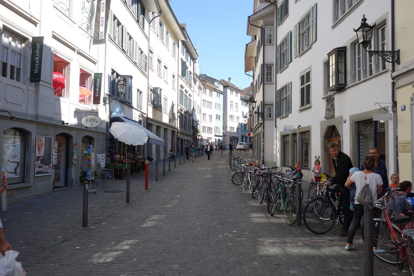 Gatuscen längs gatan Neumarkt, Zürich.