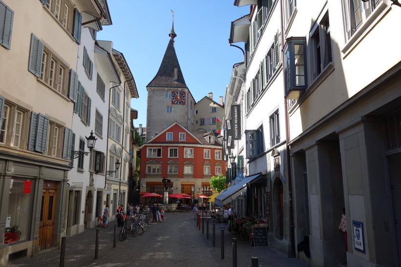 Gatuscen längs gatan Neumarkt, Zürich.