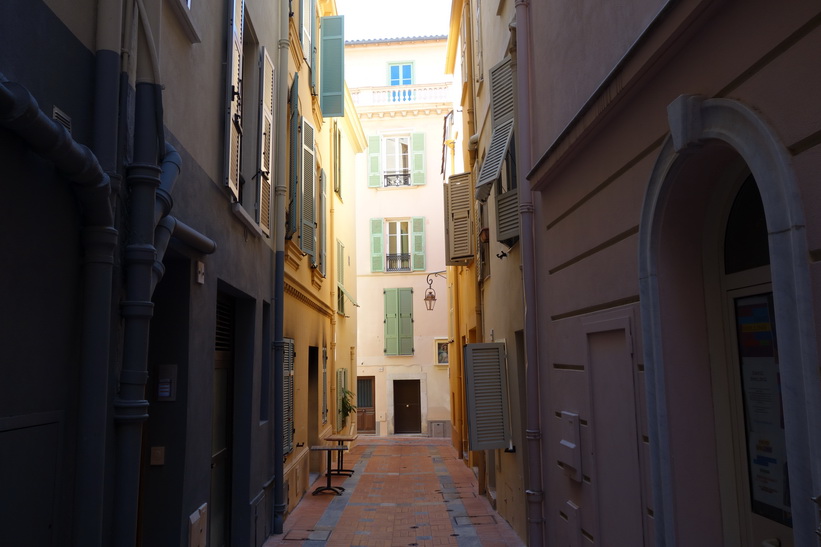 Gränd i gamla staden, Monaco.