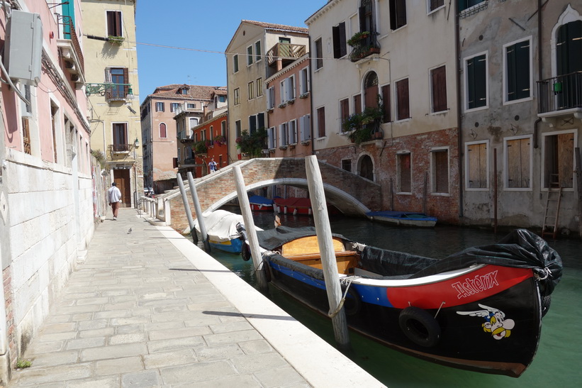 Kanal med vacker arkitektur, Venedig.