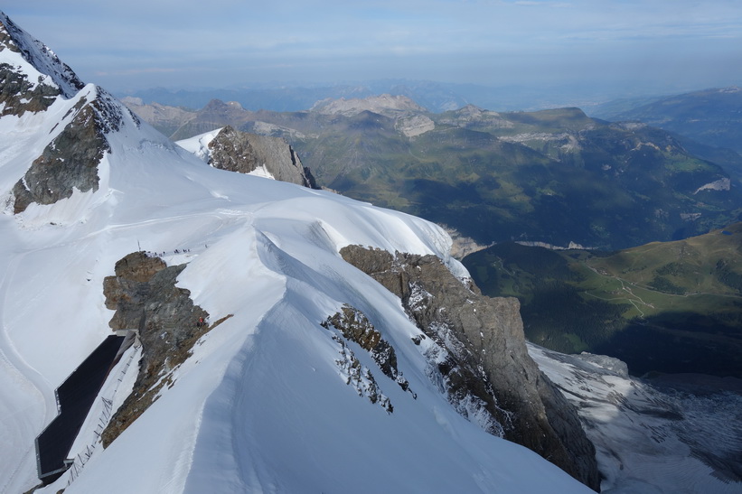 Utsikt från Sphinx-terrassen med en del av Guggigletscher till höger i bild, Jungfraujoch.