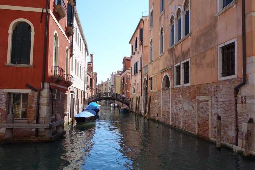 Kanal med vacker arkitektur, Venedig.