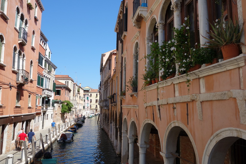 Kanal med vacker arkitektur, Venedig.