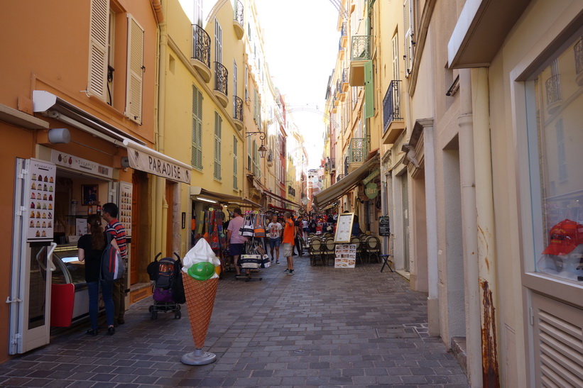 Gränd i gamla staden, Monaco.