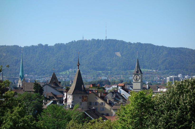 Utsikt över Zürich många kyrktorn. En riktigt vacker stad.