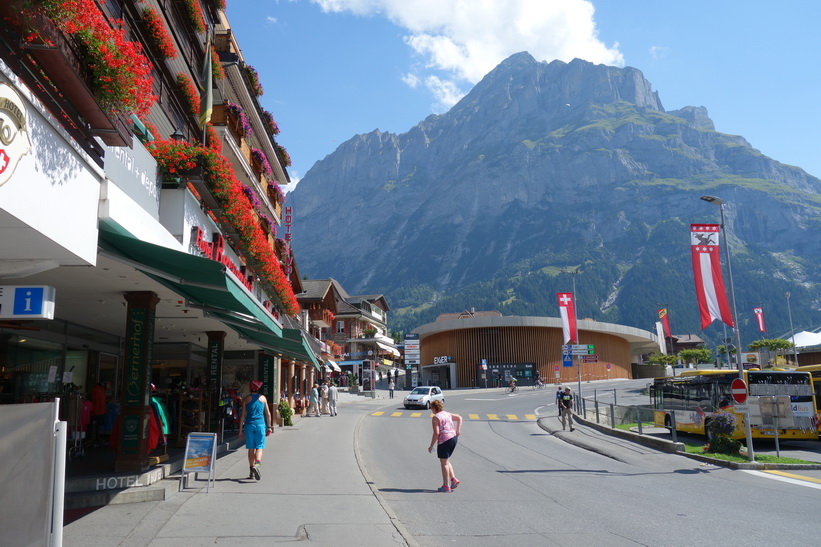 Gatuscen i centrala Grindelwald.