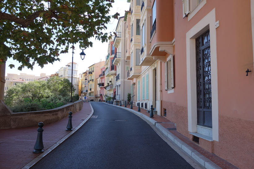 Arkitekturen längs gatan Rue des Remparts, Monaco.