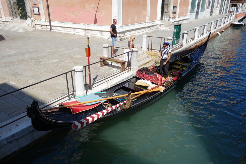 Gondol med gondoliär och två turister, Venedig.