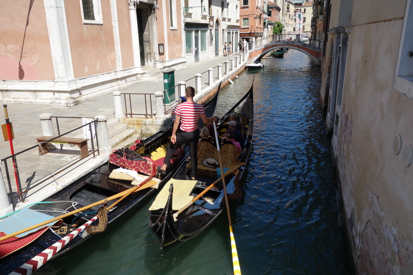 Gondoliär med två gondoler, Venedig.