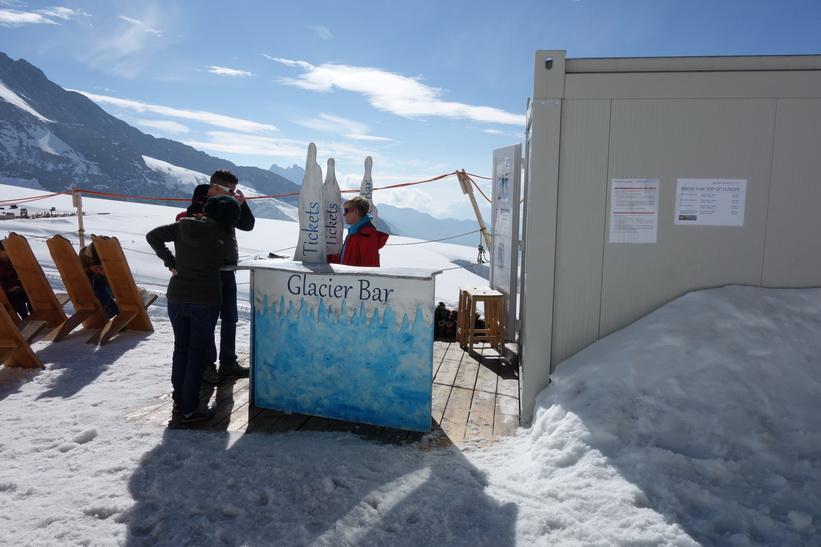 Glaciärbaren utanför Jungfraujoch-stationen.